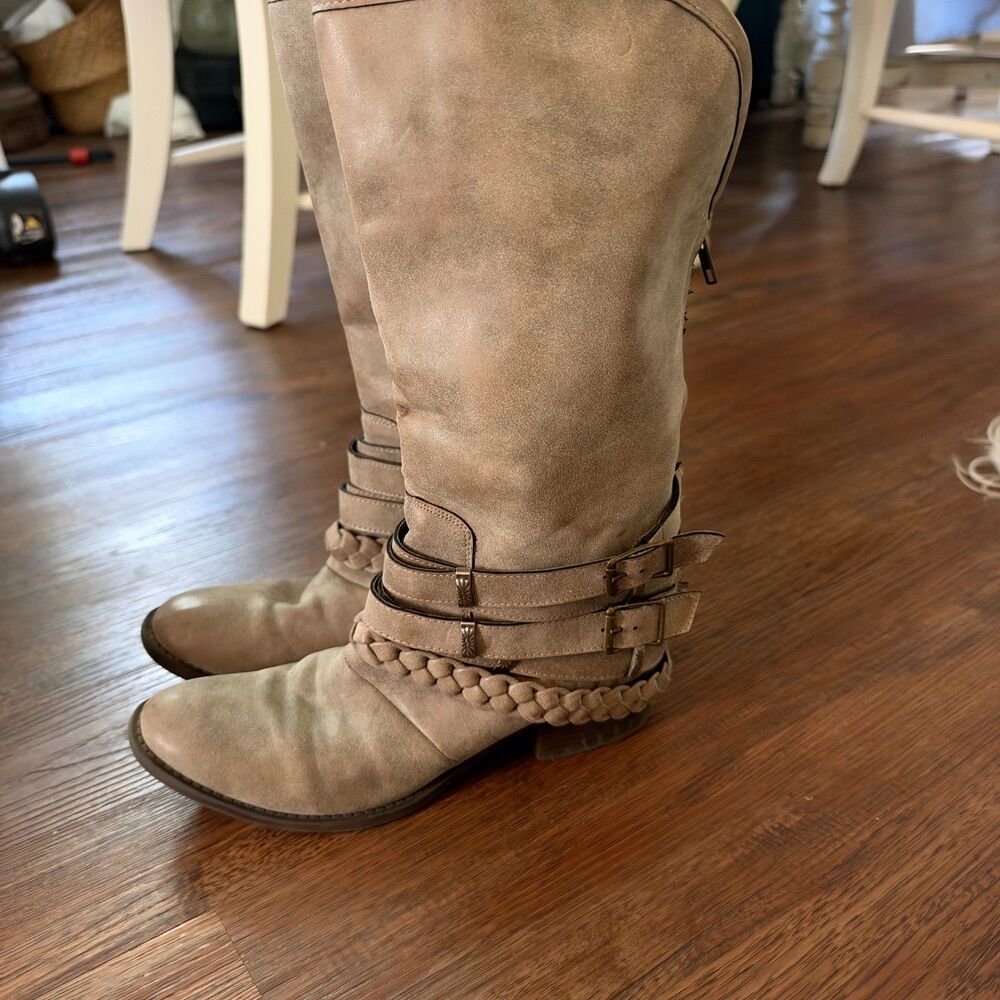 Boots - Picture 2 of 4